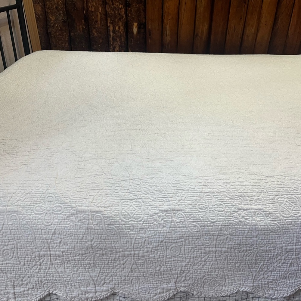 Vintage White/Light Cream Quilt Coverlet 79x87 | Scalloped Edge - Picture 6 of 10